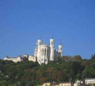 Die Basilika Notre-Dame vom Saone-Ufer gesehen
