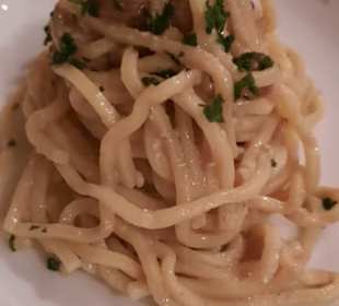 Leckere Spaghetti mit Kapern, Rosinen und Zitrone