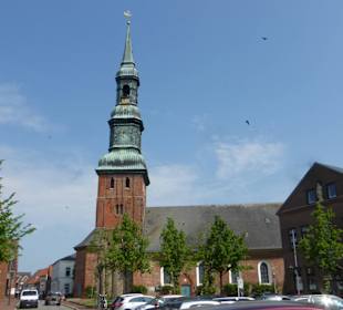Marktplatz: Blick auf St. Laurentius und Rathaus