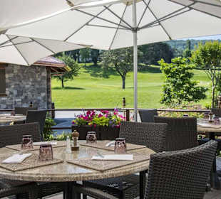La terrasse du Chalet du Golf près du parcours
