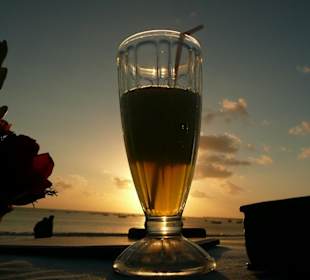 Ein cooler Drink am Strand von Jimbaran