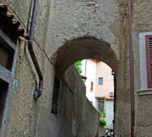 Die Durchgänge im Dorf