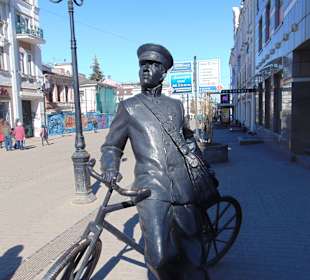 Памятник почтальону (рядом с почтой)