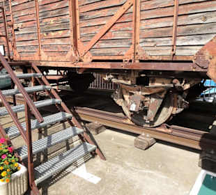 Historischer Eisenbahnwaggon als Denkmal