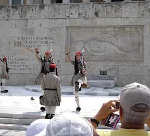Wachwechsel vor dem Regierungsgebäude