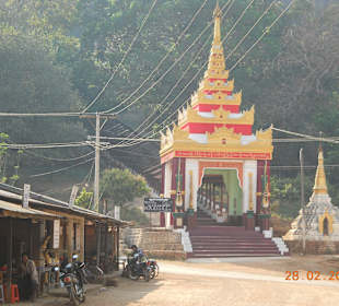 Hier beginnt der Aufstieg zur Tropfsteinhöhle