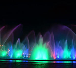 Pokaz świetlny na wodzie