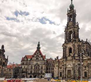 Rechts die Hofkirche