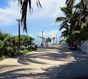Strandpromenade an der Plage des Roches Noires