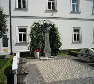 Pomnik przed Muzeum Regionalnym