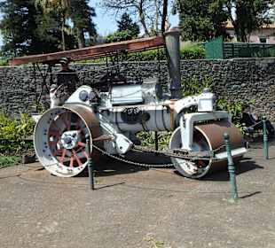 Alte Dampfwalze am Kinderspielplatz