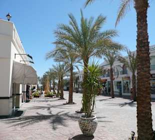 Einkaufsstraße zur Mittagszeit