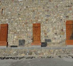 Kreuzsteine vor dem Kloster
