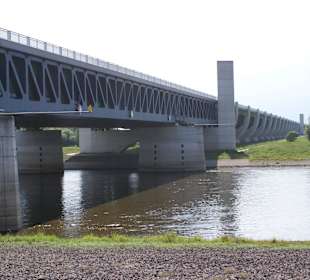 Trogbrücke über der Elbe