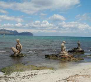 Künstlerische Figuren am Strand