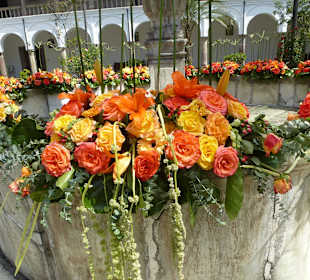 Viele schöne Blumen am Brunnen