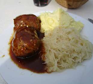 Pfälzer Leberknödel mit Püree und Sauerkraut