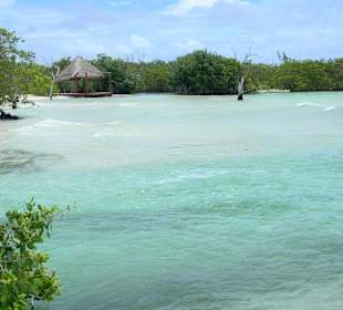 Lagune links neben BlueBay Hotel