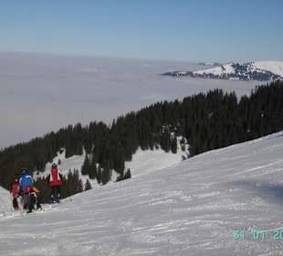 Sonne, Schnee und Nebelmeer im Tal