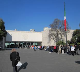 Вход в музей и очередь посетителей