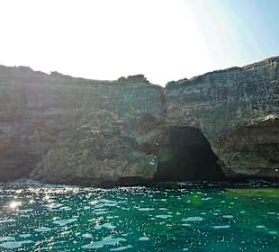Blick auf eine der Höhlen