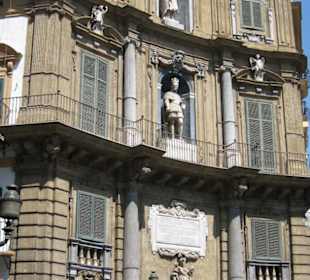 Eine der Häuserfronten