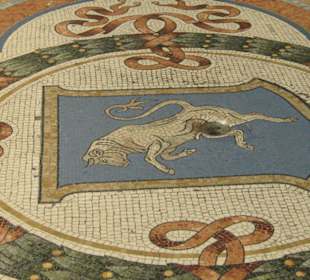 Il mosaico del toro con il testicolo portafortuna