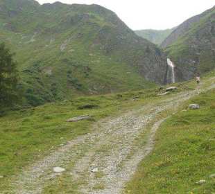 Rückblick auf das Weitental mit Wasserfall