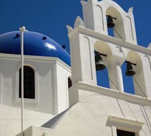 Typische blaue Kuppelkirchen