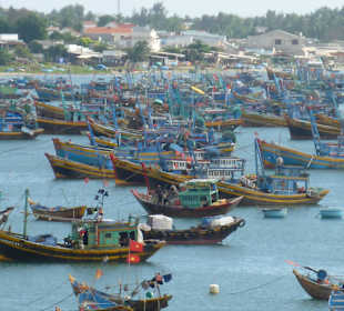 Der Hafen vor den roten Dünen