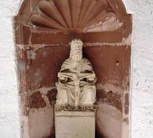 Skulpturen im Kreuzgang der Trinitarierkirche 