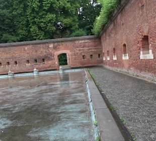 Wasserbecken mit Spritzkanonen Glacis Park