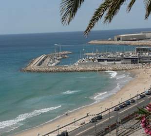Blick auf Strand und Hafen