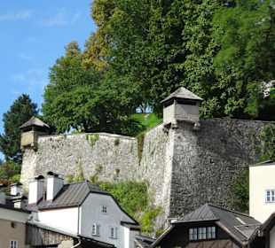 Vorbei an der historischen Stadtbefestigung