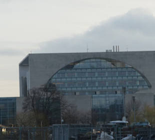 Blick vom Hauptbahnhof zum Bundeskanzleramt