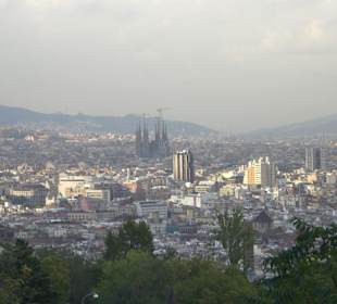 Blick über Barcelona mit Sagrada Familia