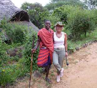 Mit Massai in der Rhino Valley Lodge