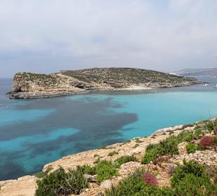 Die vom Comino Hotel & Bungalows ca. 500m entfernte blaue La