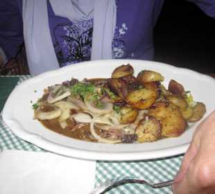Nackensteak mit Zwiebeln und Bratkartoffeln
