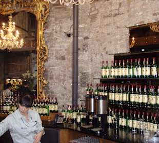 Vorhalle mit Bar