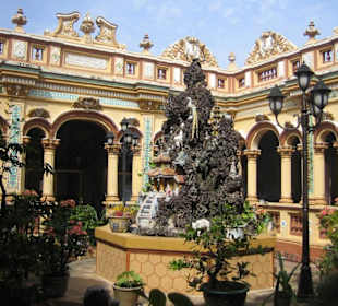 Blick in den Innenhof des Tempels Vina Trang.