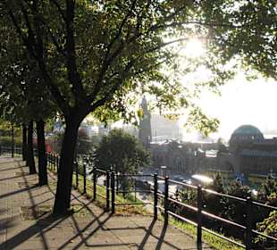 Landungsbrücken im Gegenlicht