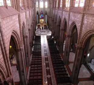 Blick in die Kircheschönes Bleigöasfenster