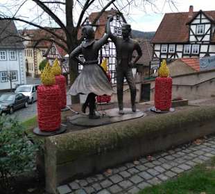 Kunstwerk beim Aufgang zur Stadt