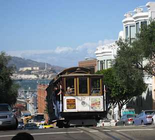 Cable Car mit Alcatraz im Hintergrund