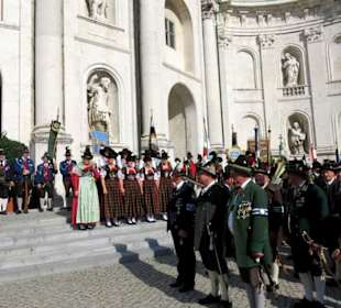 Gebirgsschützen am Eingang der Kirche