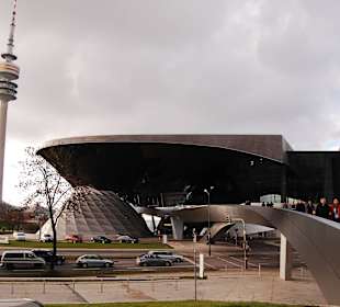 Przejście z BMW Welt do Muzeum BMW