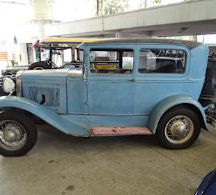 In der Haupthalle des Jesada Fahrzeug Museums