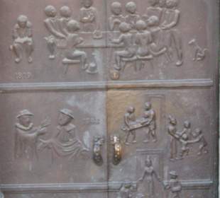 Marienkirche / Tür mit Bronzerelief