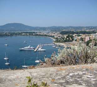 Der Flughafen im Hintergrund
